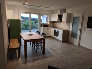 uma cozinha e sala de jantar com mesa e cadeiras em Haus Märzenbach em Kaufbeuren