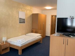 Postel nebo postele na pokoji v ubytování Mikulov Inn - hotel Zeme