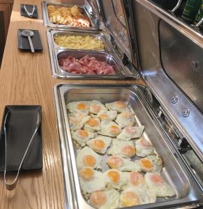 Makanan di atau di tempat lain dekat hotel