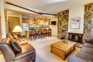 sala de estar con sofá y chimenea en Cozy Slopeside Condo en Snowmass Village