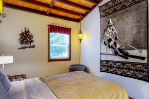 Un pat sau paturi într-o cameră la Squaw Valley Views Condo #15