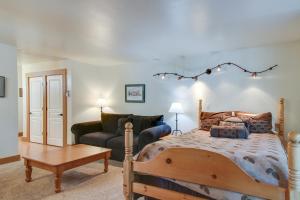 1 dormitorio con 1 cama y 1 sofá en Aspen Grove Hideaway en Truckee