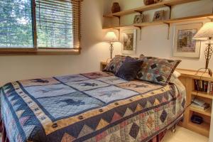 A bed or beds in a room at Cozy Slopeside Condo