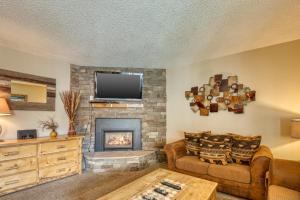 sala de estar con sofá y chimenea en Main St. Condo in Breckenridge, en Breckenridge