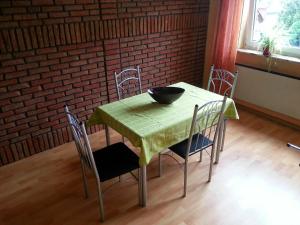 una mesa con sillas y un bol encima en Fewo-Seefeld, en Norderaussendeich