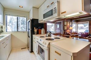 een keuken met een fornuis en een koelkast bij Dollar Meadows 1383 in Sun Valley