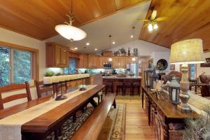 sala de estar amplia con suelo de madera y cocina en Hilltop Hideout, en Shaver Lake