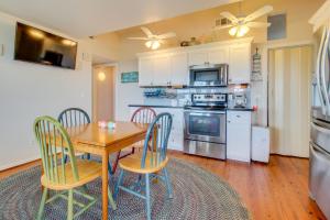 een eetkamer met een tafel en stoelen in een keuken bij Las Palmas Hacienda in Galveston