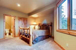 - une chambre avec un lit et une fenêtre dans l'établissement Moose Jaw Retreat, à Vista