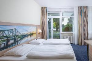 Un pat sau paturi într-o cameră la Seehotel Grunewald