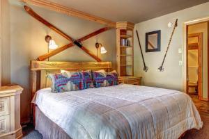 - une chambre avec un grand lit dans l'établissement Viking Lodge B218, à Telluride