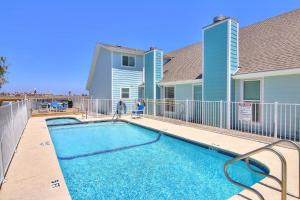 een zwembad voor een huis bij Leeward Cove in Padre Island
