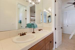 Koupelna v ubytování Oceanside Sunset Shores Updated home with balconies & rooftop deck - 2 blocks to beach + 26 fotografií