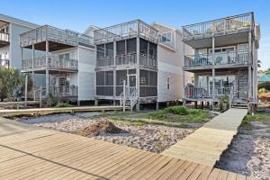 Cet appartement est situé dans un bâtiment doté d'un balcon sur la plage. dans l'établissement Recovery Room, à Indian Pass