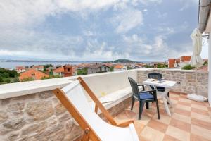 balcón con mesa, sillas y vistas en Sea view suite Mateo, en Preko