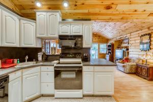 Η κουζίνα ή μικρή κουζίνα στο Family Oriented Cottage