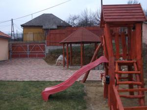 Herní místnost nebo prostor pro děti v ubytování Napfénydomb Vendégház