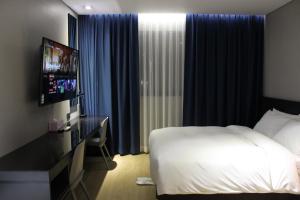 Tempat tidur dalam kamar di Rivertain Hotel Gyeongju