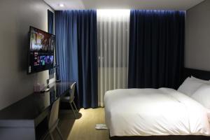 Rivertain Hotel Gyeongju tesisinde bir odada yatak veya yataklar