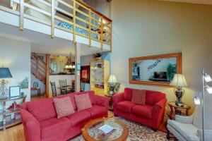 - un salon avec deux canapés rouges et une table dans l'établissement Lodge 3007, à Pagosa Springs