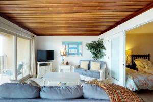 salon z kanapą i telewizorem w obiekcie Seagull Condominiums w mieście South Padre Island