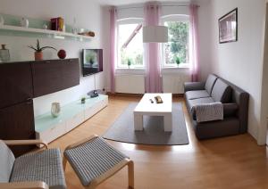 a living room with a couch and a table at Ferienwohnung klein Treben in Fockendorf