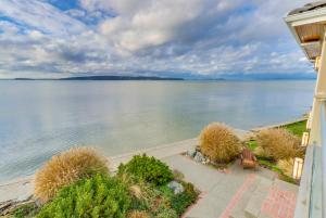 Camano Island Waterfront Modern Splendor