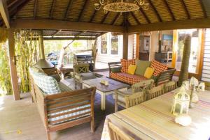 patio z kanapami i stołem w obiekcie The Island Retreat w mieście Kooringal