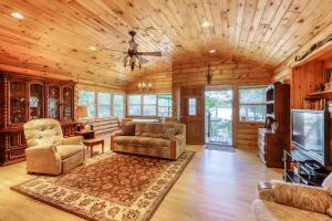 Χώρος καθιστικού στο Family Oriented Cottage