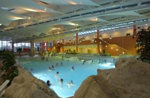 a group of people swimming in a swimming pool at Jugendherberge Wolfsburg in Wolfsburg