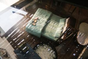 岘港Chaca House的带沙发的客厅俯视图