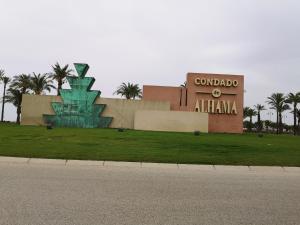 El RomeroにあるCondado de Alhama Jardinの通りの中に彫刻がある建物