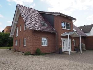 a red brick house with a white door at Gasthof Erfurth in Sehnde
