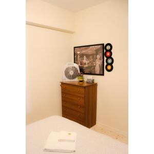 1 dormitorio con tocador y una foto en la pared en AviaTour Apartments, en Loutraki