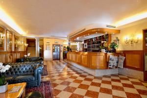 eine Lobby mit Sofas und eine Bar in einem Gebäude in der Unterkunft Hotel Rialto in Venedig