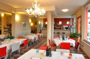 a restaurant with tables and chairs and a chandelier at Affittacamere Sale e Pepe in Cavaion Veronese