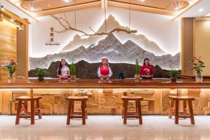 昆明昆明云闲居茶文化主题酒店的一群三名妇女坐在餐馆的酒吧里