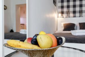 un bol de fruta en una mesa en una habitación en Apartament Przytulny Centrum 150m od dworca głównego PKP, en Gdansk