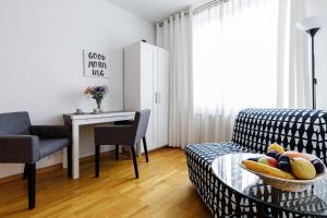 sala de estar con sofá y mesa en Apartament Przytulny Centrum 150m od dworca głównego PKP, en Gdansk