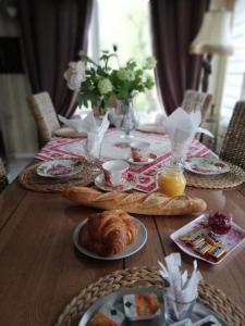 drewniany stół ze śniadaniem w obiekcie Chambres d'hôtes Sandrine Louis w mieście Phalsbourg