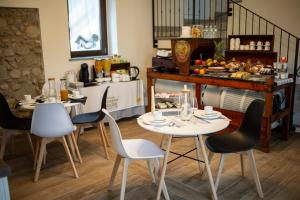 Jedlo v ubytovaní bed & breakfast alebo blízkom okolí + 26 fotografií