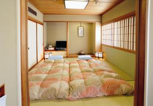 Кровать или кровати в номере Bandai Silver Hotel