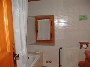 a bathroom with a bath tub and a mirror at Casas de Zapatierno in Espierba