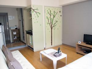 una sala de estar con un árbol pintado en la pared en Free bike & free WIFI 301 Take it easy, en Kioto