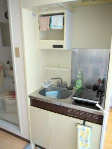 uma pequena cozinha com um lavatório e um WC em Free bike & free WIFI 301 Take it easy em Quioto