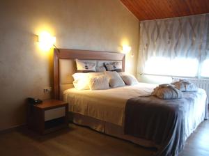a hotel room with a bed and a lamp at Hotel Guillem & Spa in Encamp