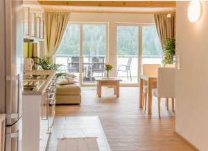 kuchnia i salon ze stołem i krzesłami w obiekcie Ferienbungalow Mountain View Wood w mieście Spital am Pyhrn
