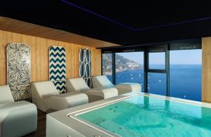 um quarto jacuzzi com vista para o oceano em Hotel Le Agavi em Positano