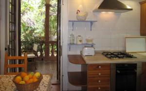 a kitchen with a counter and a bowl of fruit at Casa rural estilo Vintage in Santa Brígida