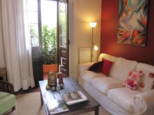 een woonkamer met een witte bank en een salontafel bij Vivelorural casa El Gargujo con piscina in Santa Brígida